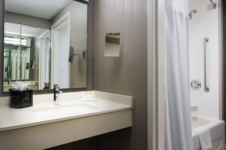 Courtyard by Marriott Chicago Magnificent Mile - Image 36