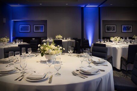 Courtyard by Marriott Chicago Magnificent Mile - Image 24