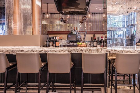 Courtyard by Marriott Chicago Magnificent Mile - Image 11