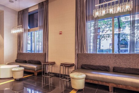 Courtyard by Marriott Chicago Magnificent Mile - Image 13