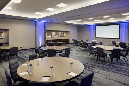 Courtyard by Marriott Chicago Magnificent Mile - Image 53