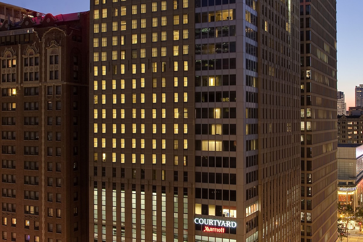 Een meerhoog hotel met een opvallend Courtyard Marriott bord, grote ramen en een modern architectuur.