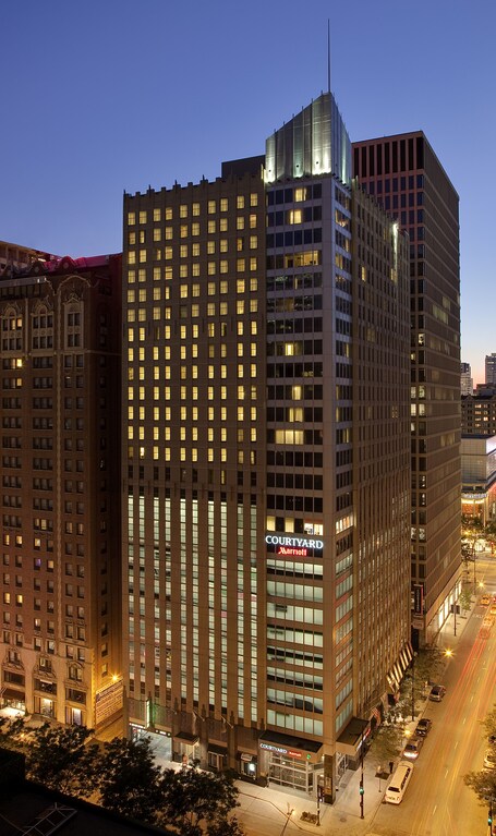 Courtyard by Marriott Chicago Magnificent Mile - Image 29