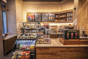 Breakfast and lunch served  - Courtyard by Marriott Chicago Magnificent Mile (Chicago)