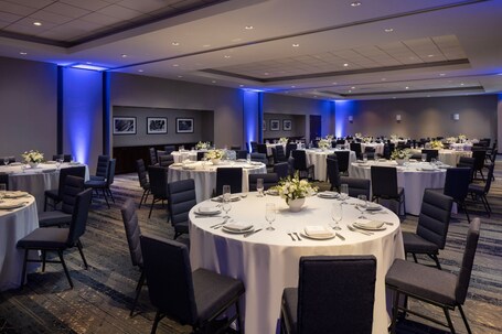 Courtyard by Marriott Chicago Magnificent Mile - Image 35