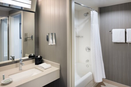 Courtyard by Marriott Chicago Magnificent Mile - Image 51