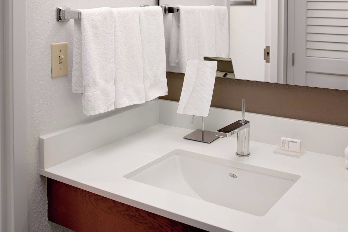 Separate tub and shower, free toiletries, hair dryer, towels
