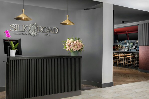 Kahvaltı ve akşam yemeği sunulur