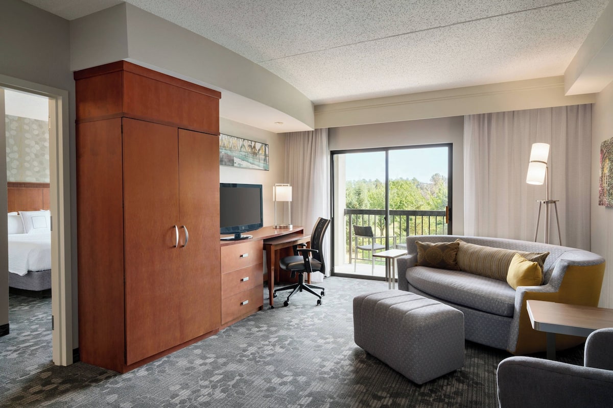 Suite, 1 Bedroom | Living area