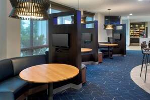 Breakfast and dinner served  - Courtyard by Marriott Ewing Princeton (Trenton)
