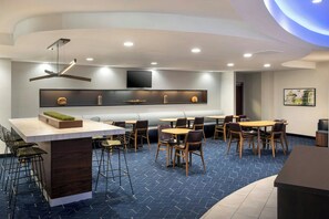 Breakfast and dinner served - Courtyard by Marriott Ewing Princeton (Trenton)