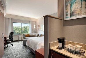 Desk, iron/ironing board, free cots/infant beds, free WiFi - Courtyard by Marriott Ewing Princeton (Trenton)