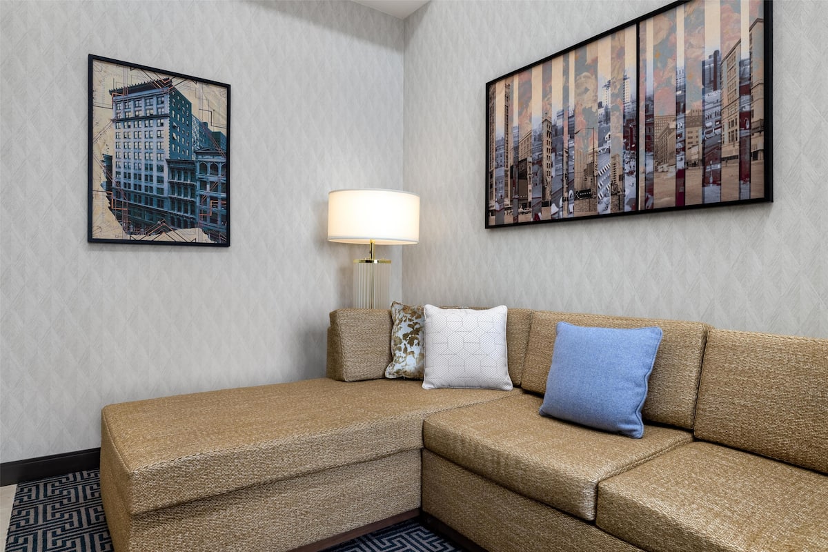Deluxe Suite, 1 Bedroom | Living area