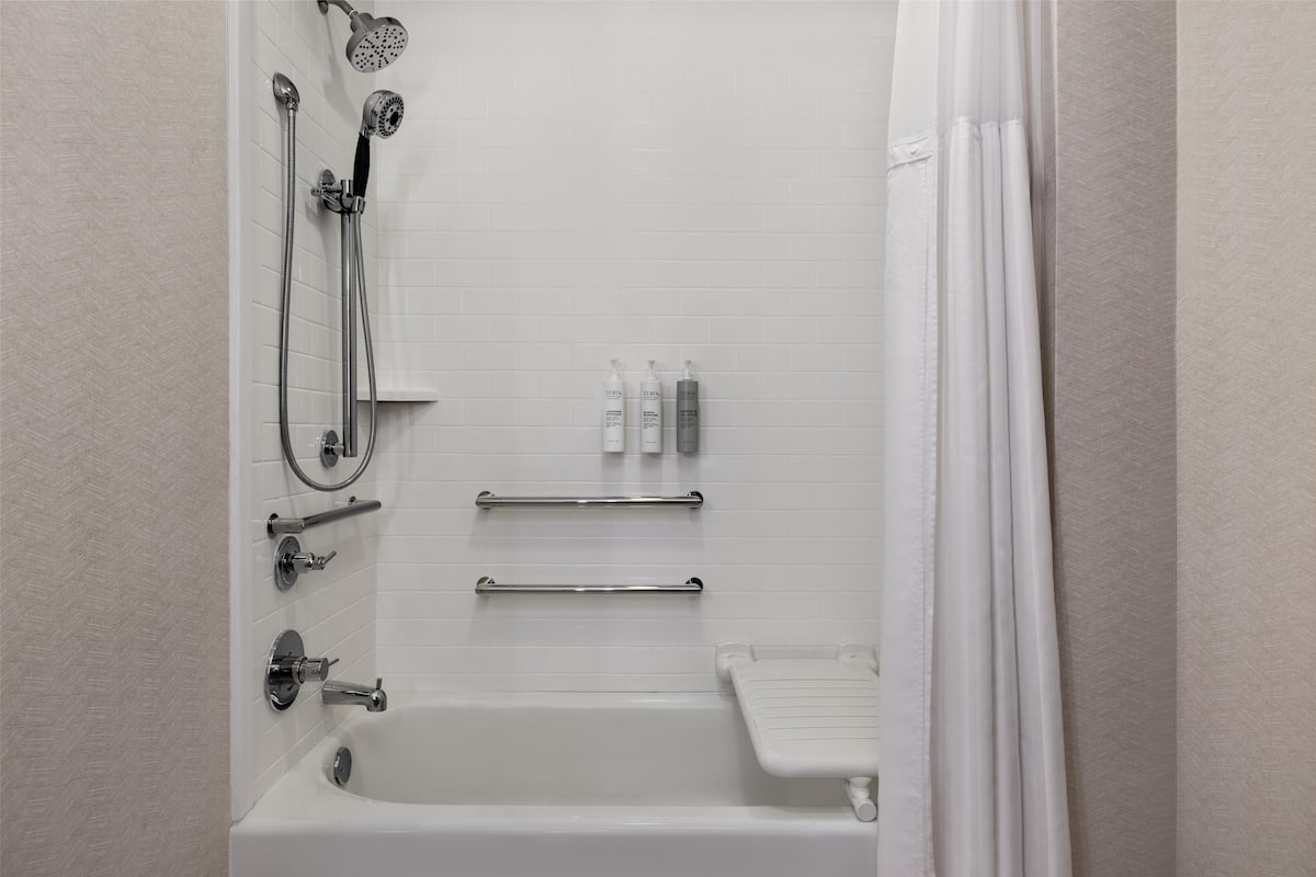 Room, 2 Double Beds, Accessible, Bathtub (Mobility & Hearing) | Bathroom