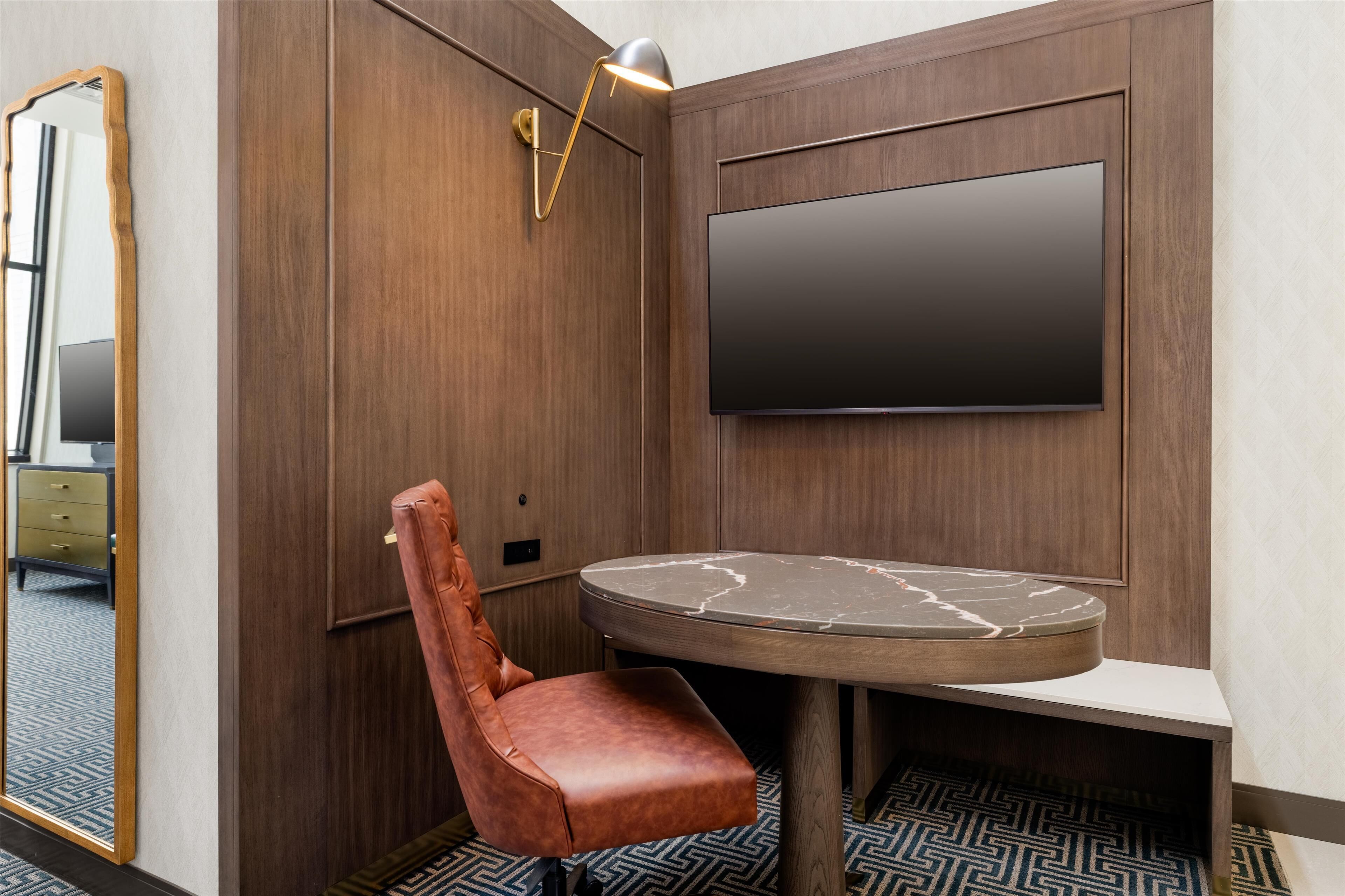 deluxe suite, 1 bedroom | 1 bedroom, hypo-allergenic bedding, desk, iron/ironing board