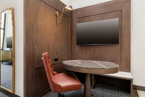 Suite Deluxe, 1 habitación | Ropa de cama hipoalergénica, escritorio y tabla de planchar con plancha 