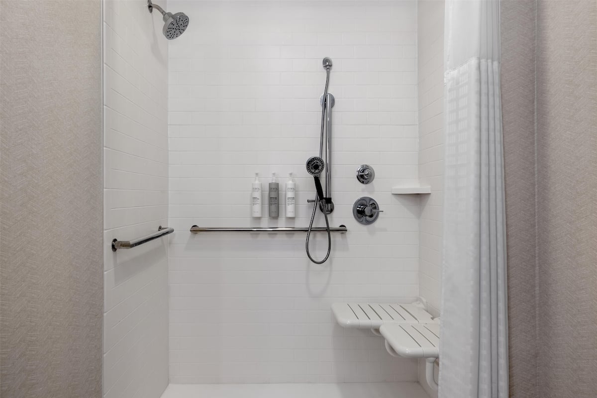 Room, 1 King Bed, Accessible (Mobility & Hearing, Roll-in Shower) | Bathroom shower