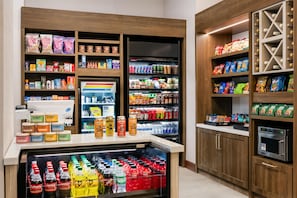 Itsepalvelujuomapiste, jossa on valikoima erilaisia juomia ja pientä purtavaa.