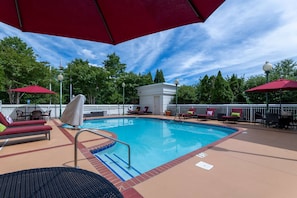 Outdoor pool, open 10 AM to 10 PM, pool loungers