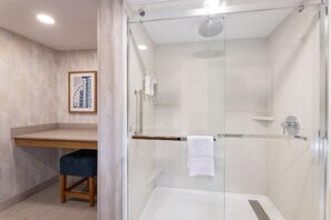 Suite, 1 cama de matrimonio grande, no fumadores, frigorífico y microondas (Wet bar) | Ducha del cuarto de baño