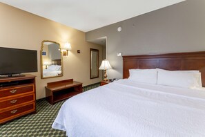 Deluxe Room, 1 King Bed, Non Smoking (Whirpool) | In-room safe, desk, blackout drapes, iron/ironing board