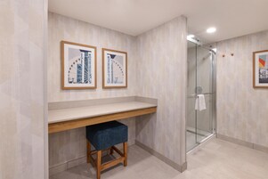 Suite, 1 cama de matrimonio grande, no fumadores, frigorífico y microondas (Wet bar) | Ducha del cuarto de baño