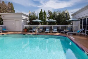 Una piscina al aire libre (de 10:00 a 22:00), tumbonas