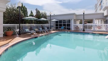 Utendørsbasseng og solsenger