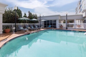 Una piscina al aire libre (de 10:00 a 22:00), tumbonas