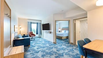 Suite, 1 cama de matrimonio grande, no fumadores, frigorífico y microondas (Wet bar) | Zona de estar | Televisión LCD de 32 pulgadas con canales por cable, una televisión