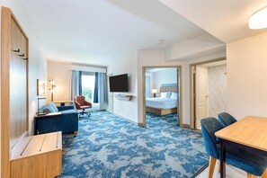 스위트, 킹사이즈침대 1개, 금연, 냉장고 및 전자레인지 (Wet bar) | 거실 공간 | 케이블 채널 시청이 가능한 32인치 LCD TV, TV, DVD 플레이어