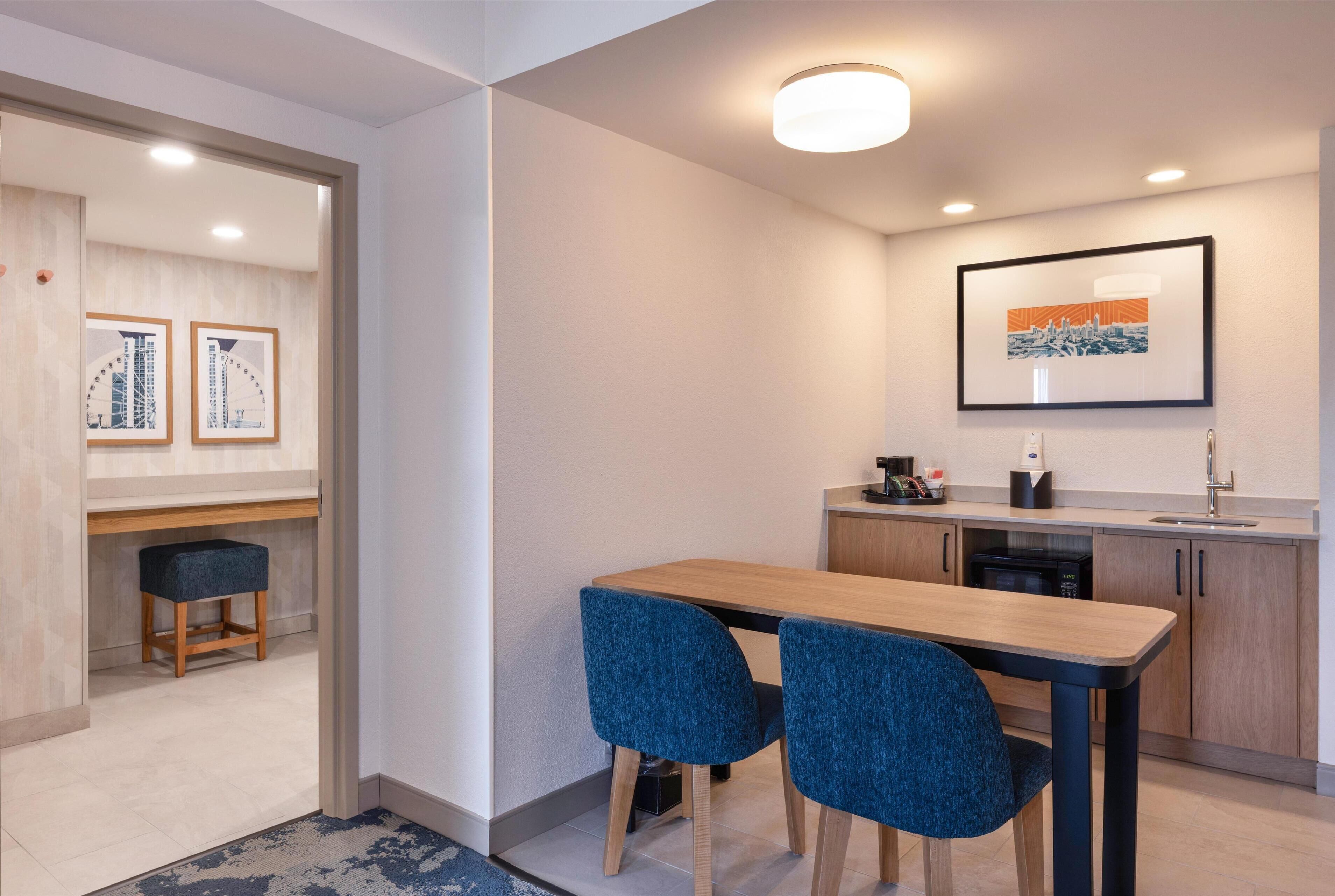 suite, 1 king bed, non smoking, refrigerator & microwave (wet bar) | minibar