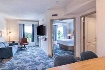 Suite, 1 King Bed, Non Smoking, Refrigerator & Microwave (Wet bar) | Living area