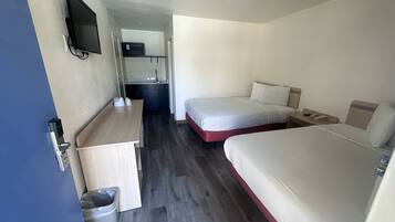 Escritorio y ropa de cama