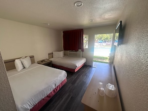 Deluxe-Zimmer, 2 Doppelbetten | Schreibtisch, Bettwäsche