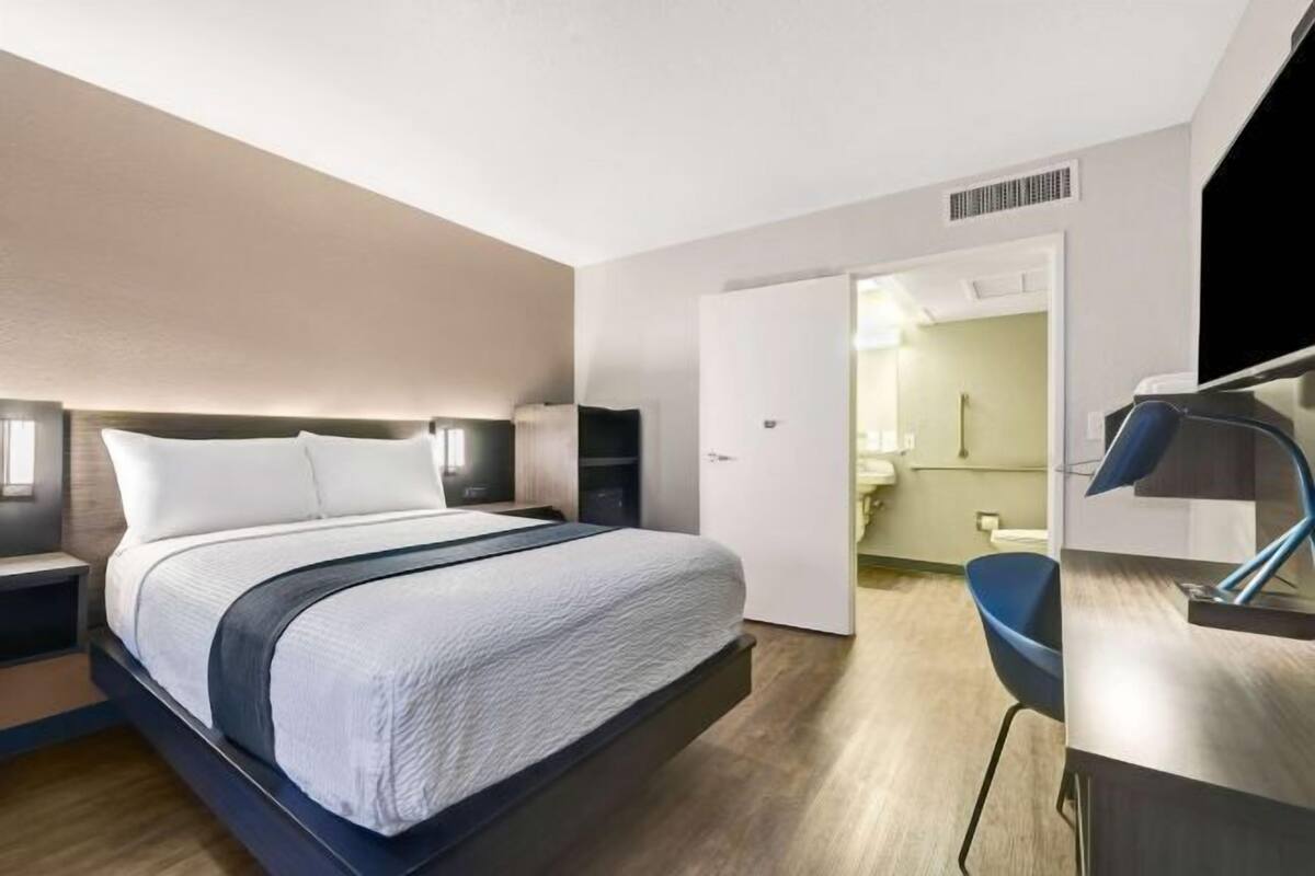 WiFi (free), bed sheets