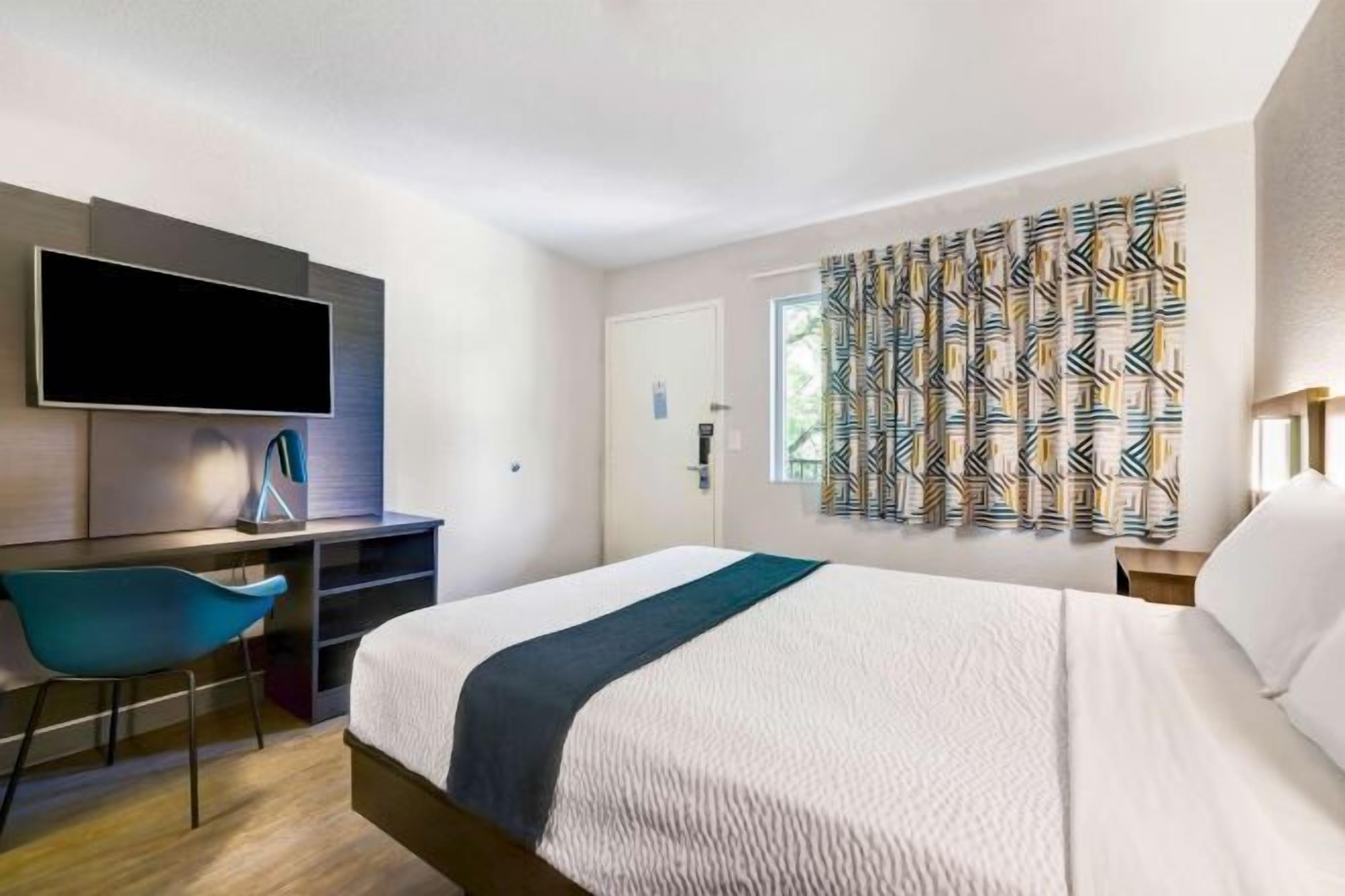 واي فاي مجانًا وملاءات أسرّة