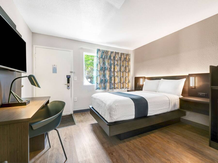 Premium Room, 1 Double Bed, Accessible, Non Smoking | Free WiFi, bed sheets