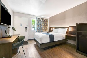 Premium Room, 1 Double Bed, Accessible, Non Smoking | Free WiFi, bed sheets