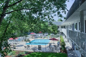 Piscine extérieure en saison