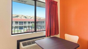 Free WiFi, bed sheets - Motel 6 Fremont, CA - South (Fremont)