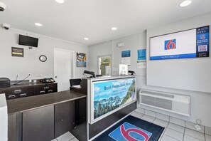 Reception - Motel 6 San Diego, CA - North (San Diego)