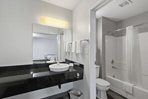 Chambre Deluxe, 2 lits doubles, non-fumeur, réfrigérateur | Salle de bain | Ensemble baignoire-douche, serviettes fournies
