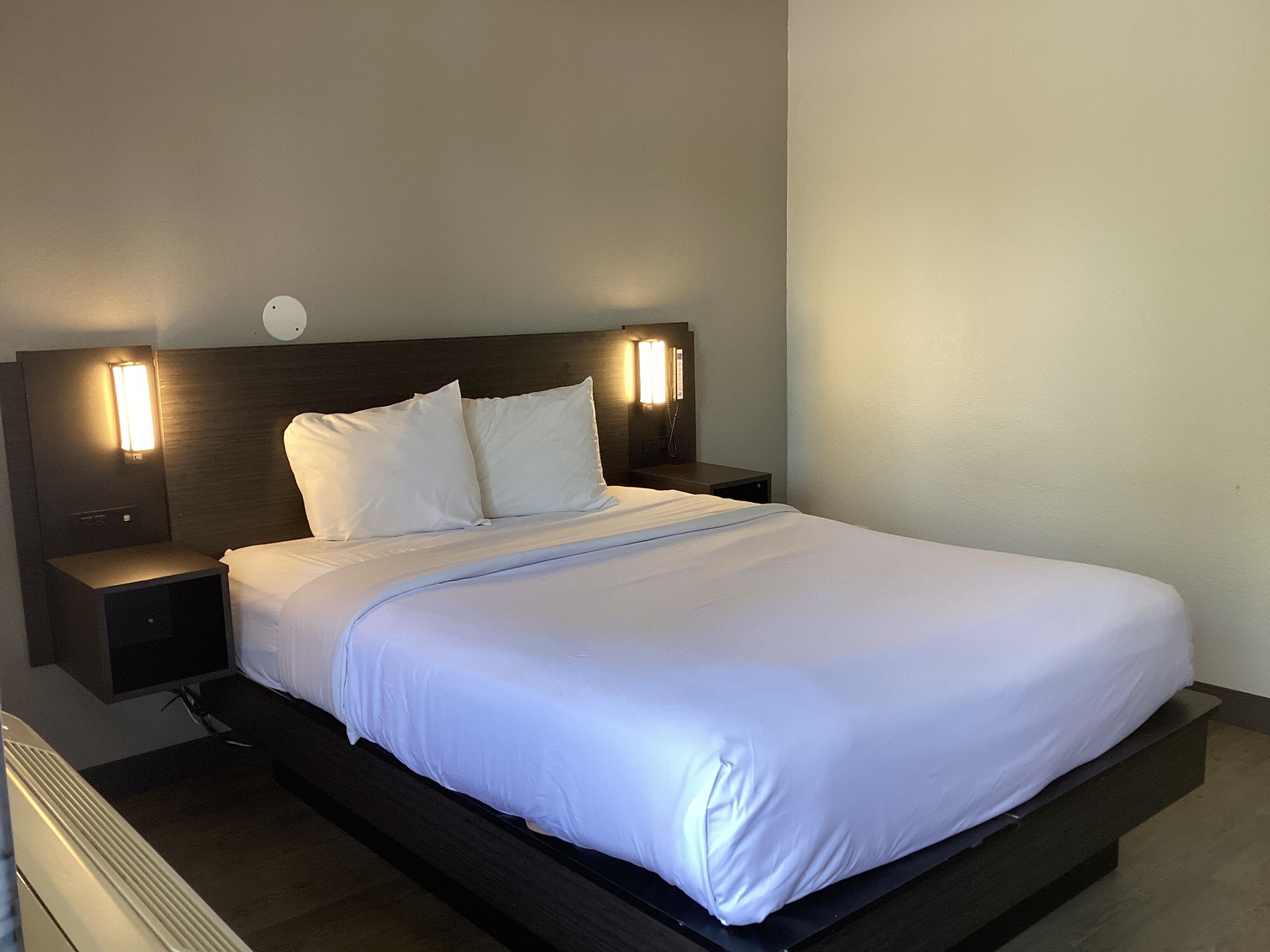 Standard Room, 1 Queen Bed, Non Smoking, Newly Redesigned | Wifi gratis y ropa de cama 