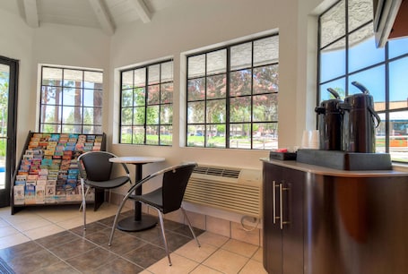 Servicio de café. Motel 6 San Dimas, CA - Los Angeles