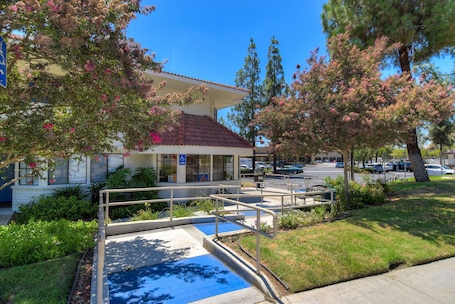 Exterior. Motel 6 San Dimas, CA - Los Angeles