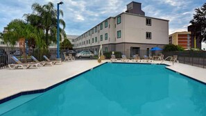 Outdoor pool - Motel 6 Orlando, FL - International Dr (Orlando)