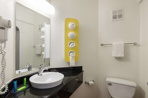 Combined shower/bathtub, towels - Motel 6 Orlando, FL - International Dr (Orlando)