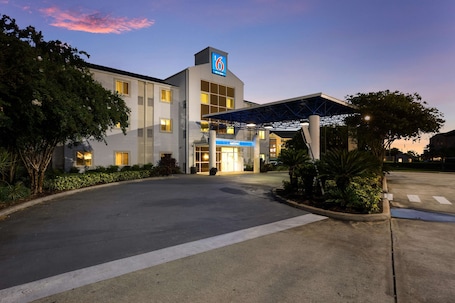 Exterior. Motel 6 Orlando, FL - International Dr