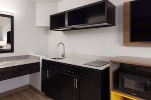 Suite, 1 cama de matrimonio grande, no fumadores (Efficiency, Mobility, Roll-in Shwr) | Wifi gratis y ropa de cama